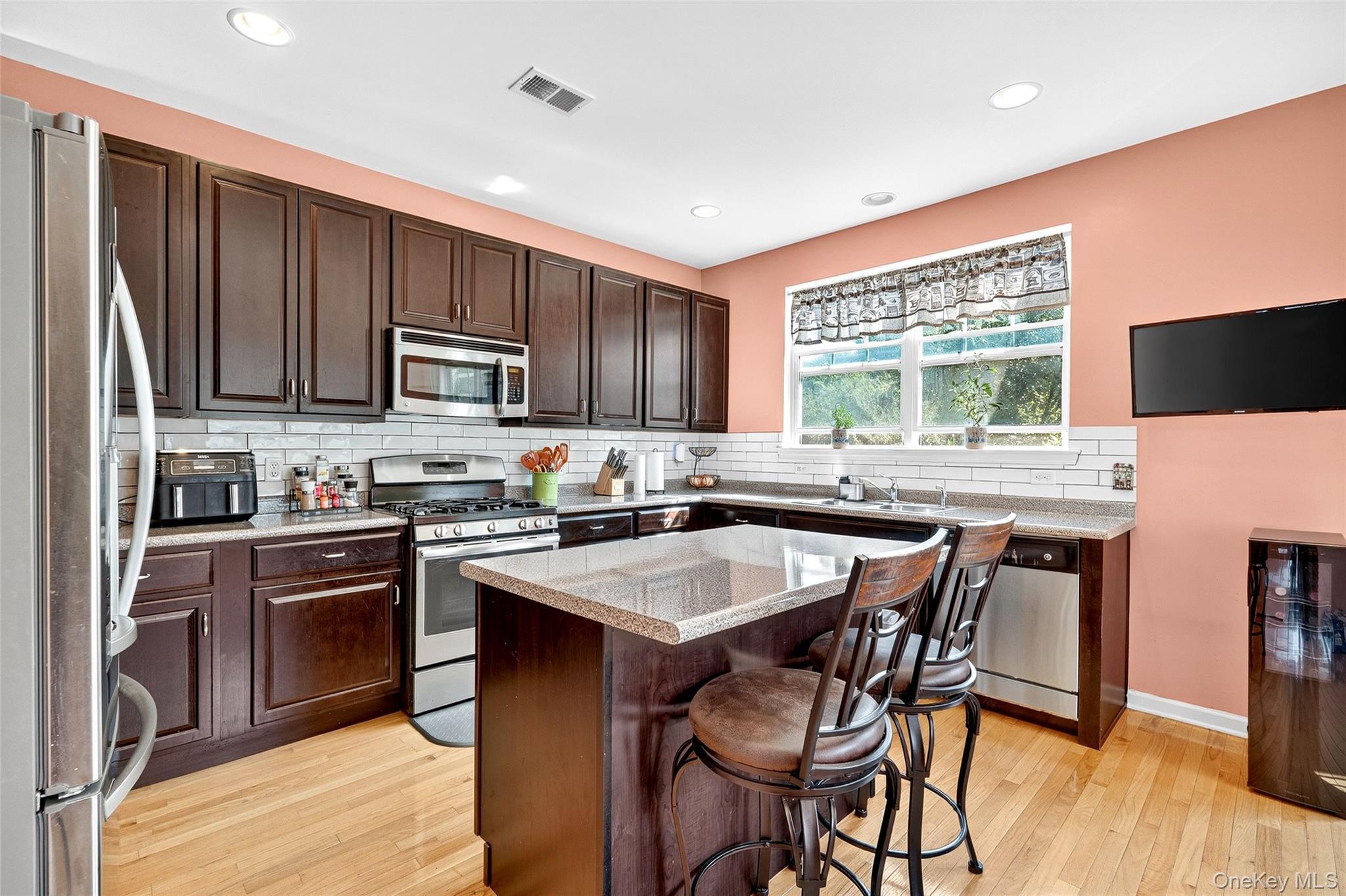 212 Hawthorn Way, New Windsor, NY 12553