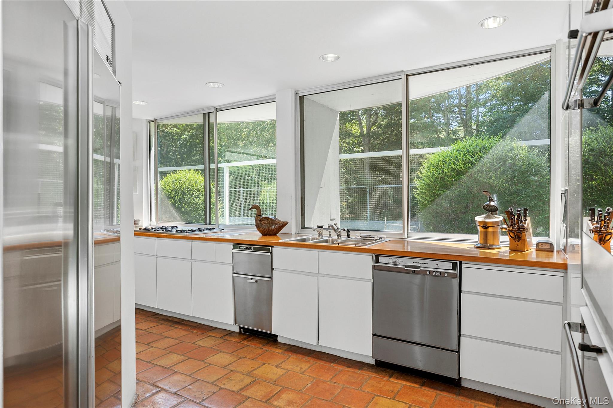 12 Lakewood Lane, Quogue, NY 11959