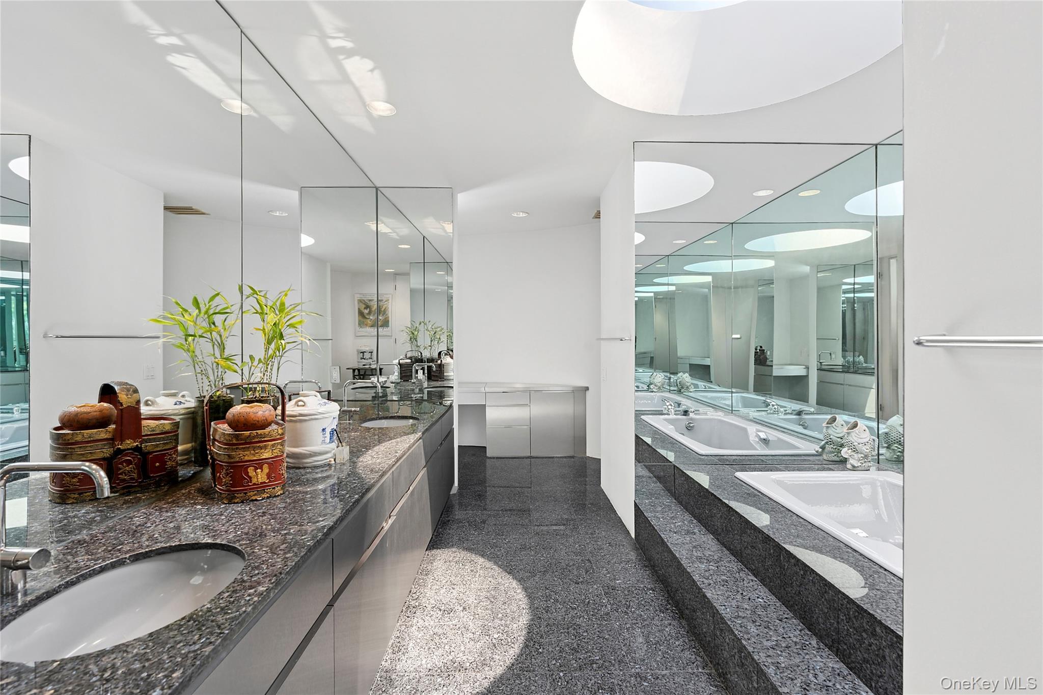 12 Lakewood Lane, Quogue, NY 11959