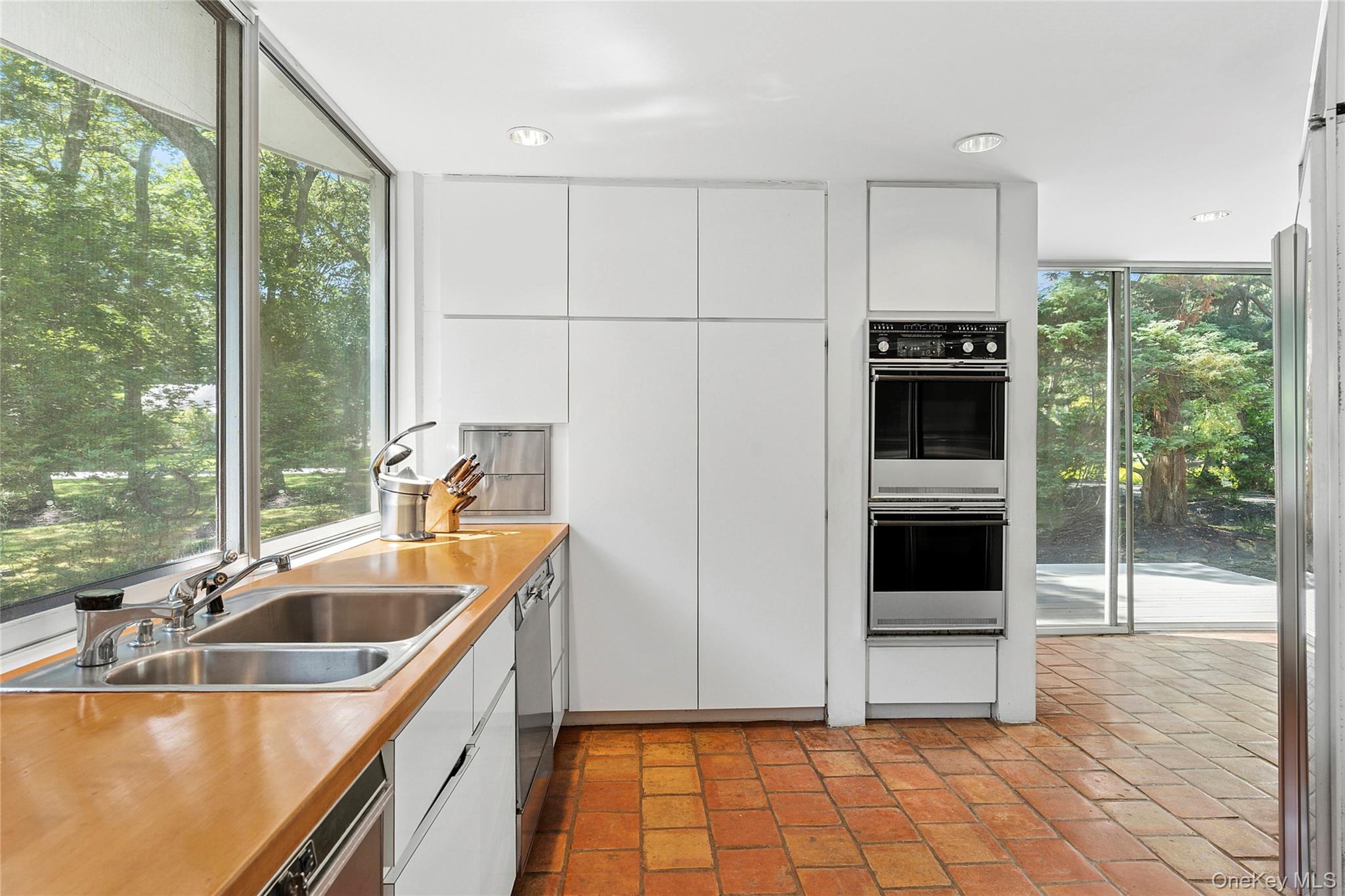 12 Lakewood Lane, Quogue, NY 11959