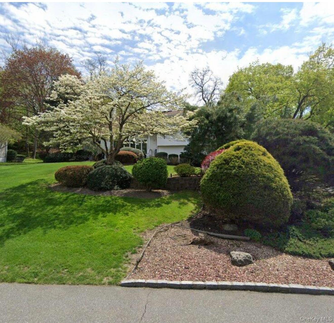 10 Vanad Drive, East Hills, NY 11576