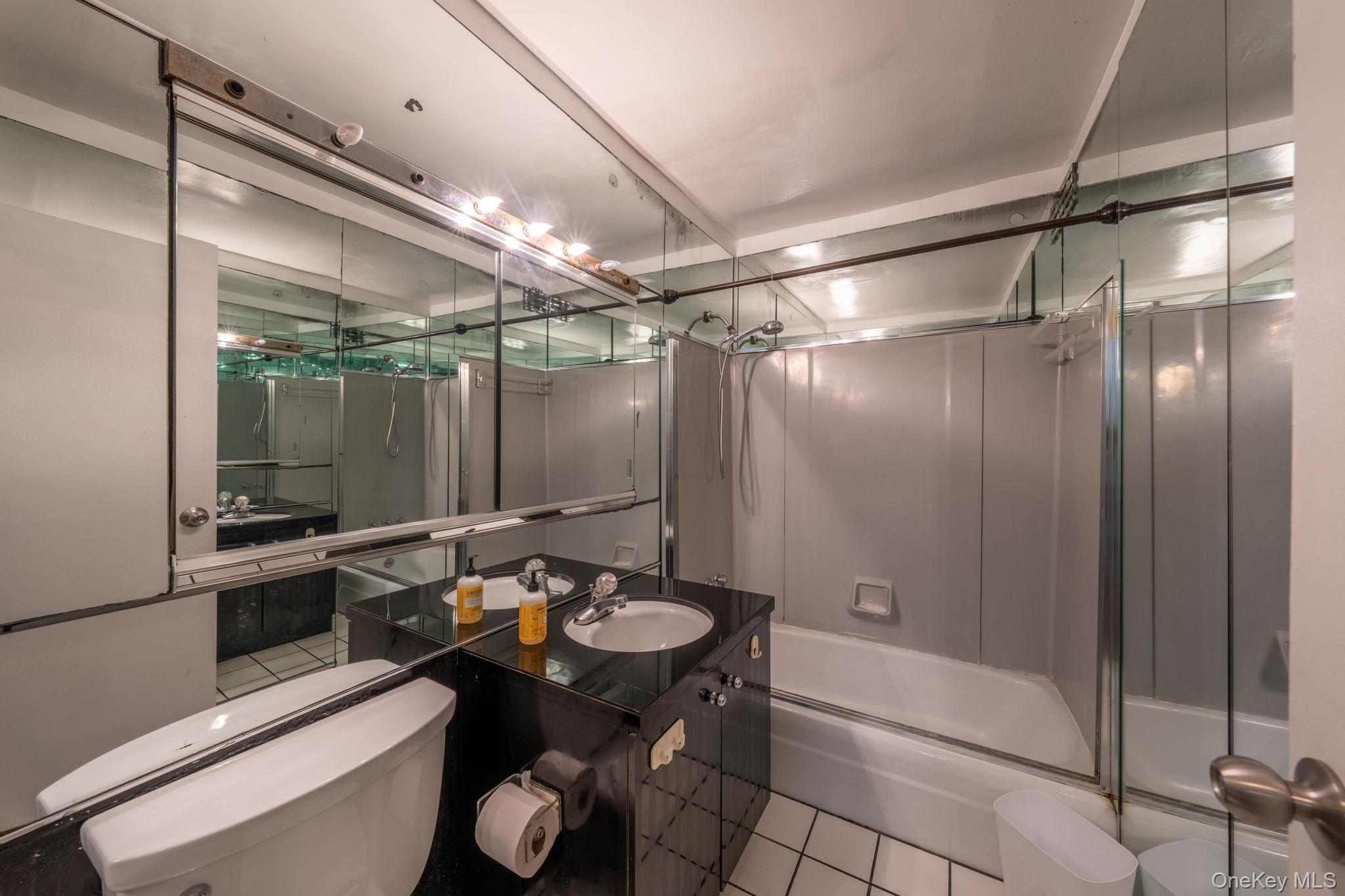 101 Clinton Avenue # 2J, Mineola, NY 11501