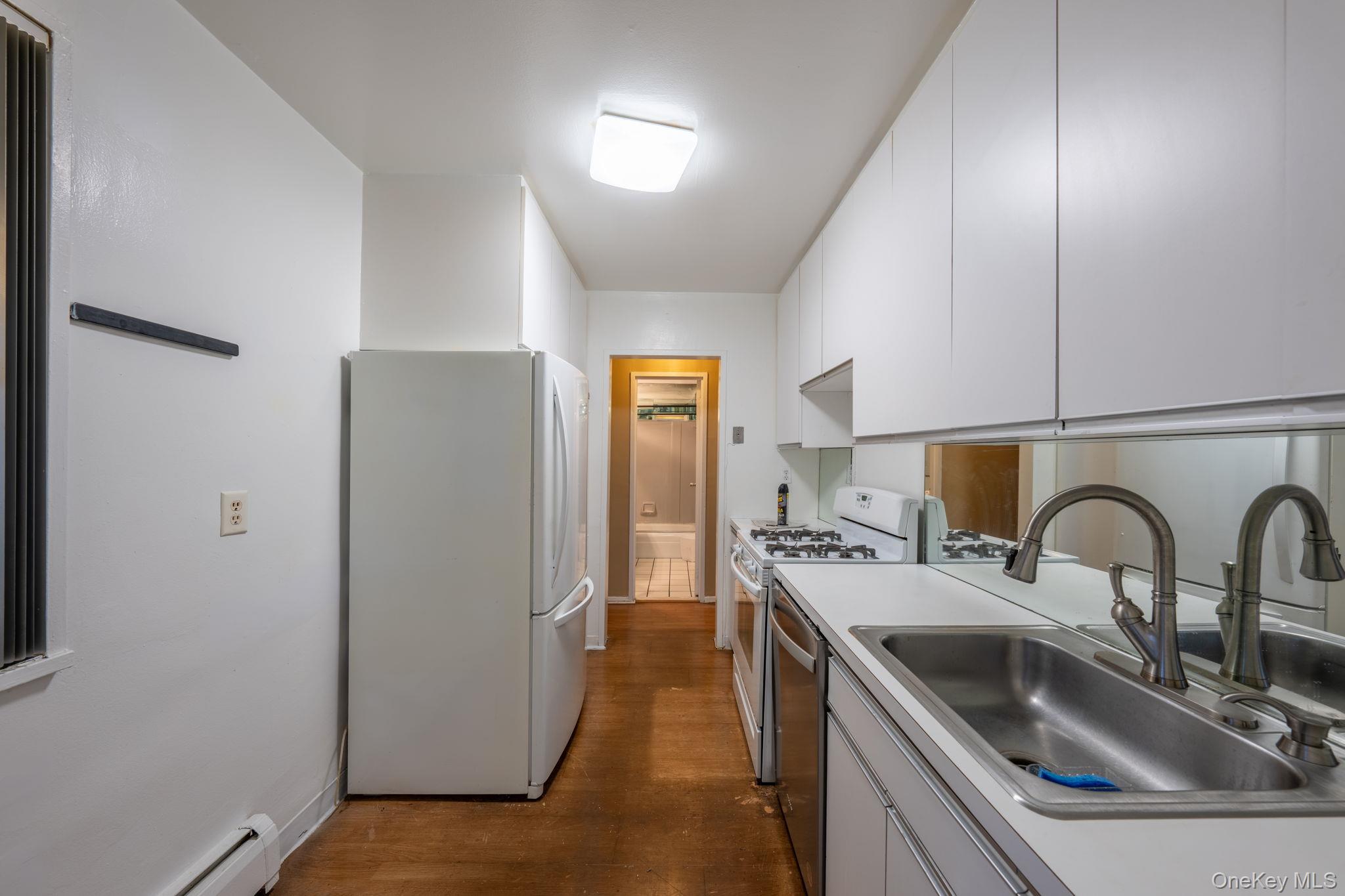 101 Clinton Avenue # 2J, Mineola, NY 11501