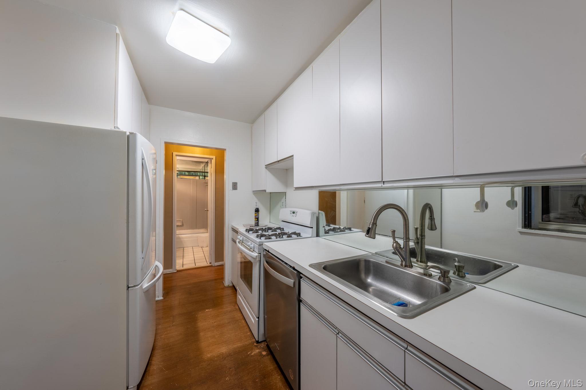 101 Clinton Avenue # 2J, Mineola, NY 11501