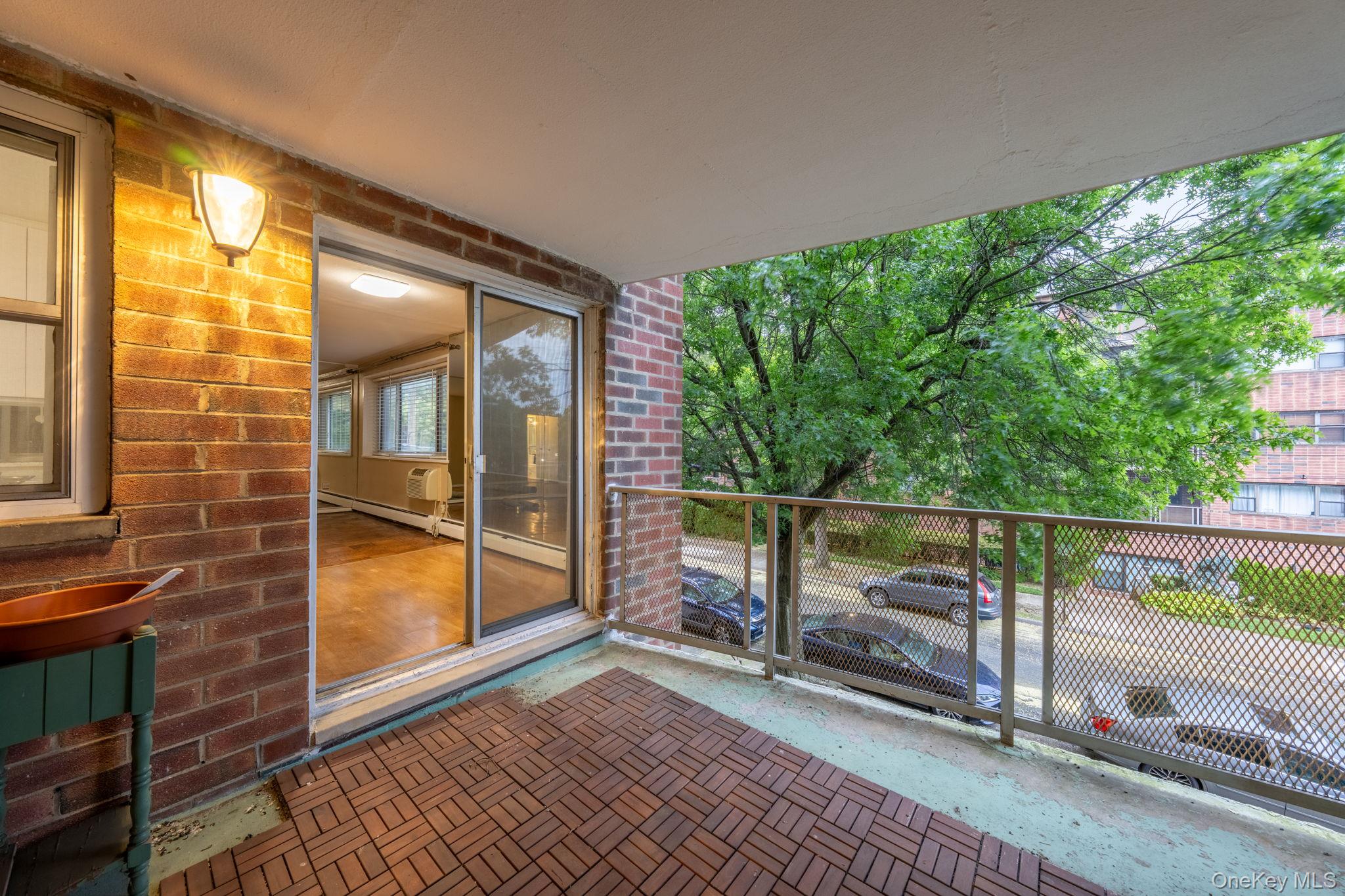 101 Clinton Avenue # 2J, Mineola, NY 11501