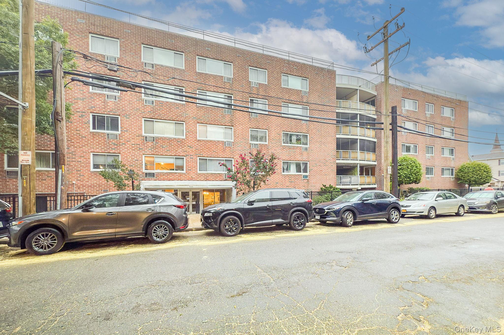 101 Clinton Avenue # 2J, Mineola, NY 11501