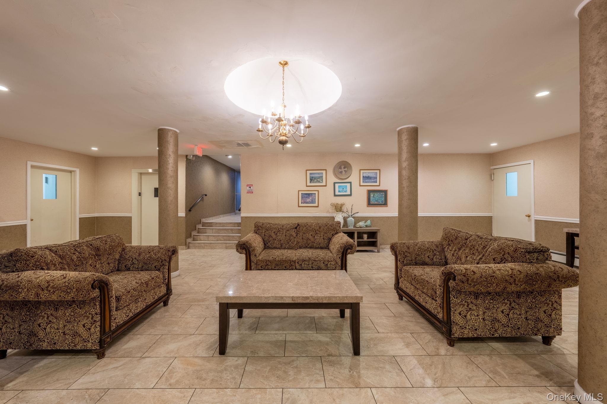 101 Clinton Avenue # 2J, Mineola, NY 11501