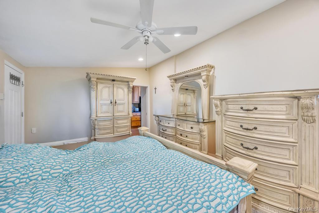 42 Richmond Street, Islip, NY 11751