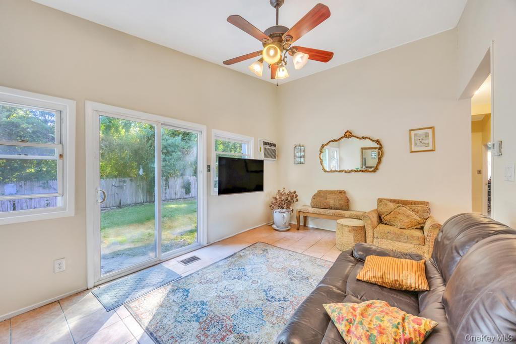 42 Richmond Street, Islip, NY 11751