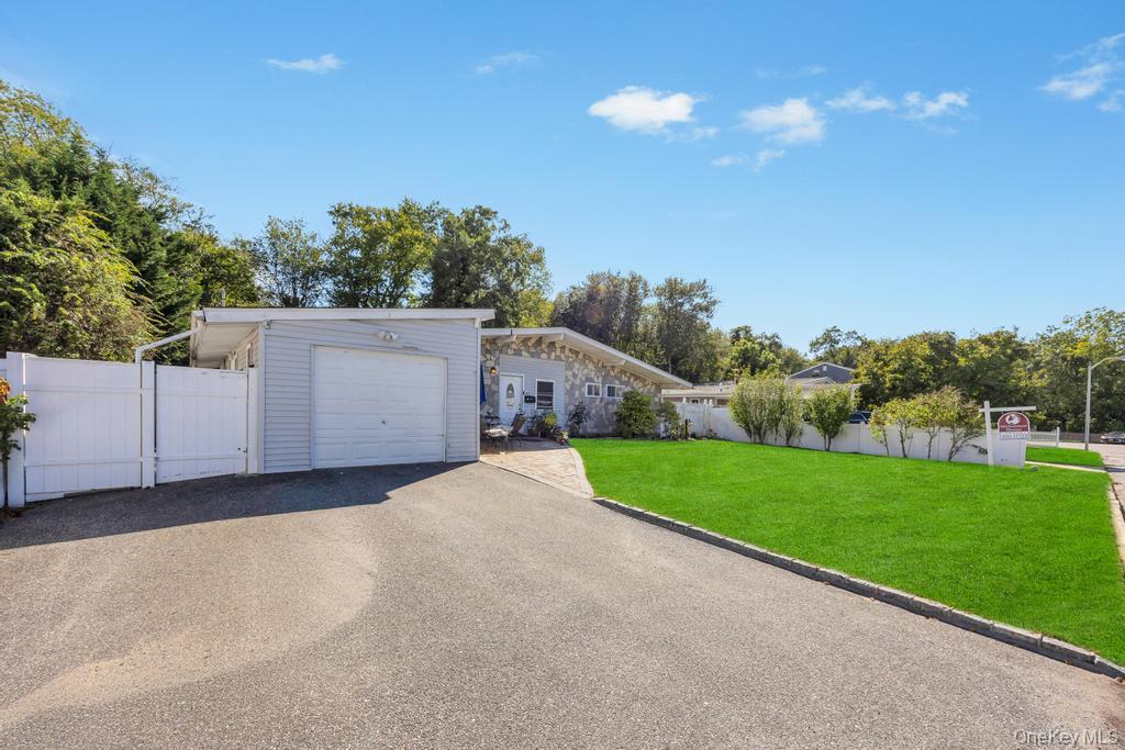 42 Richmond Street, Islip, NY 11751