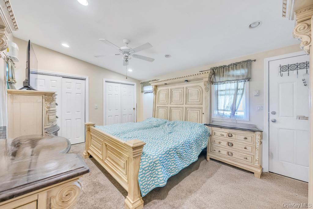 42 Richmond Street, Islip, NY 11751