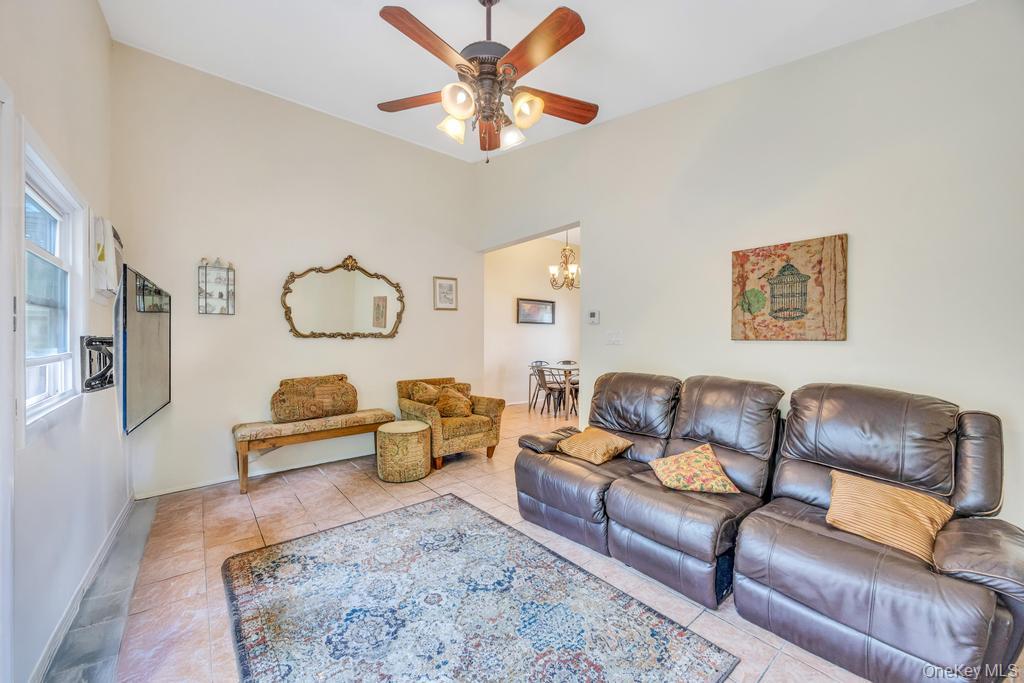 42 Richmond Street, Islip, NY 11751