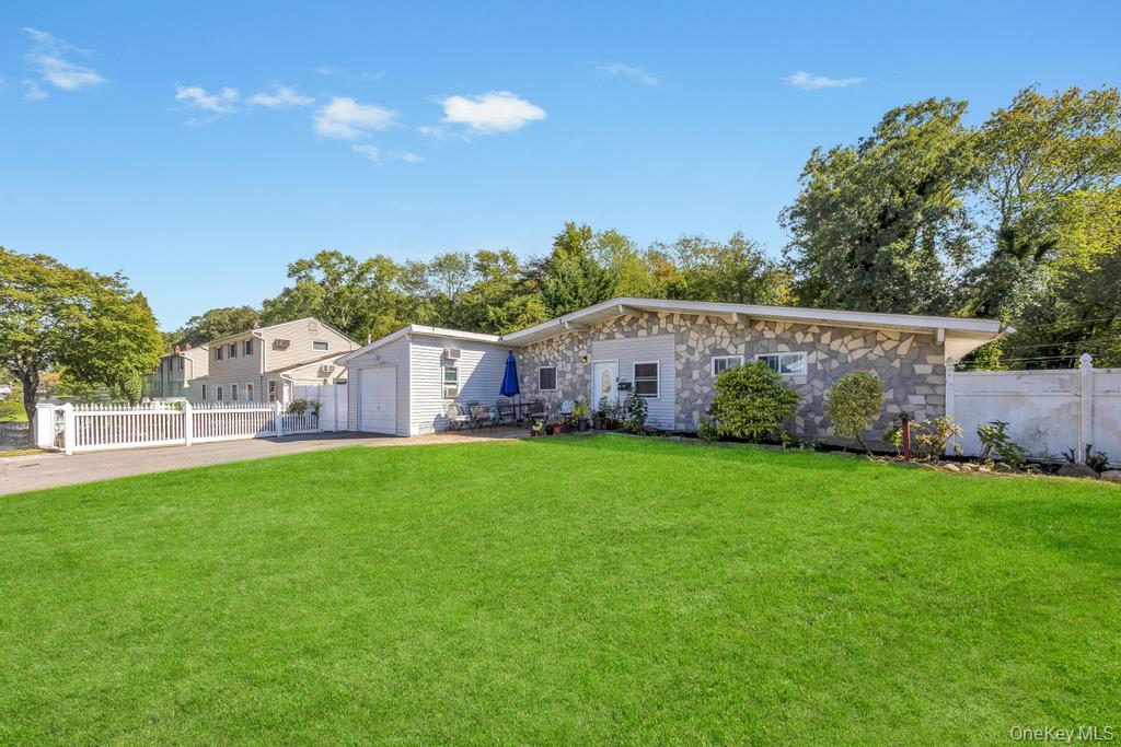 42 Richmond Street, Islip, NY 11751