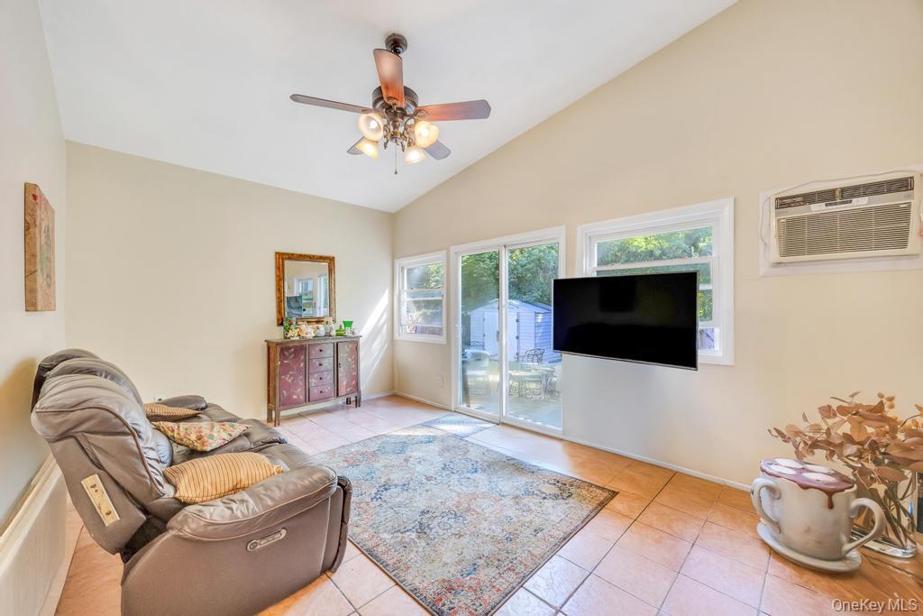 42 Richmond Street, Islip, NY 11751