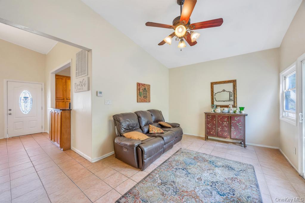 42 Richmond Street, Islip, NY 11751