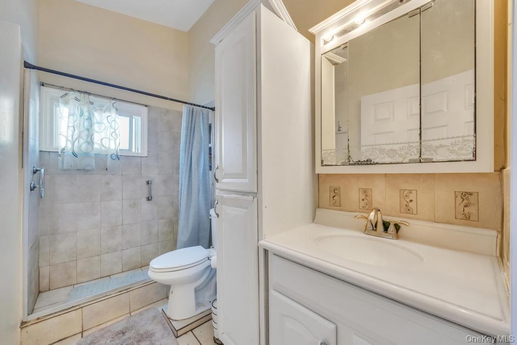 42 Richmond Street, Islip, NY 11751