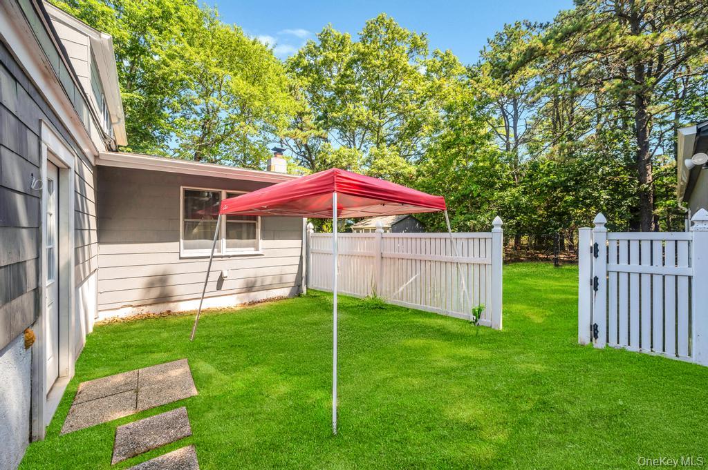 5 Panther Path, Miller Place, NY 11764