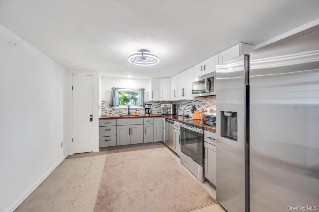 5 Panther Path, Miller Place, NY 11764