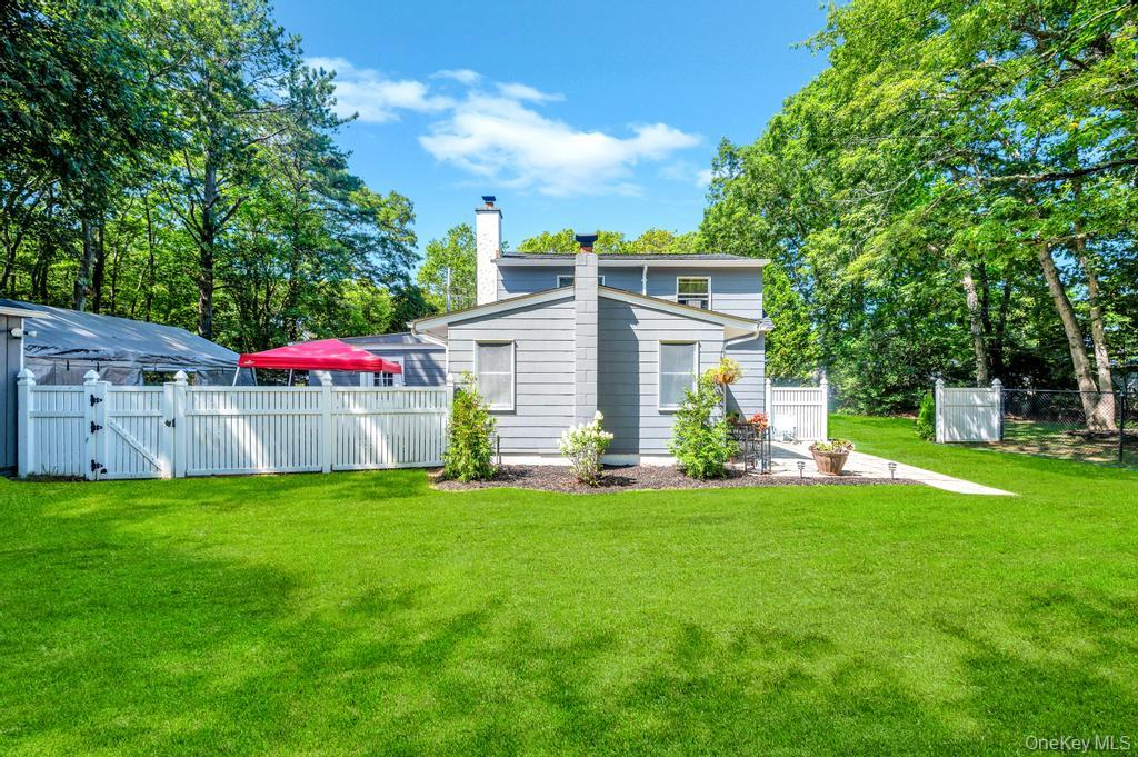 5 Panther Path, Miller Place, NY 11764