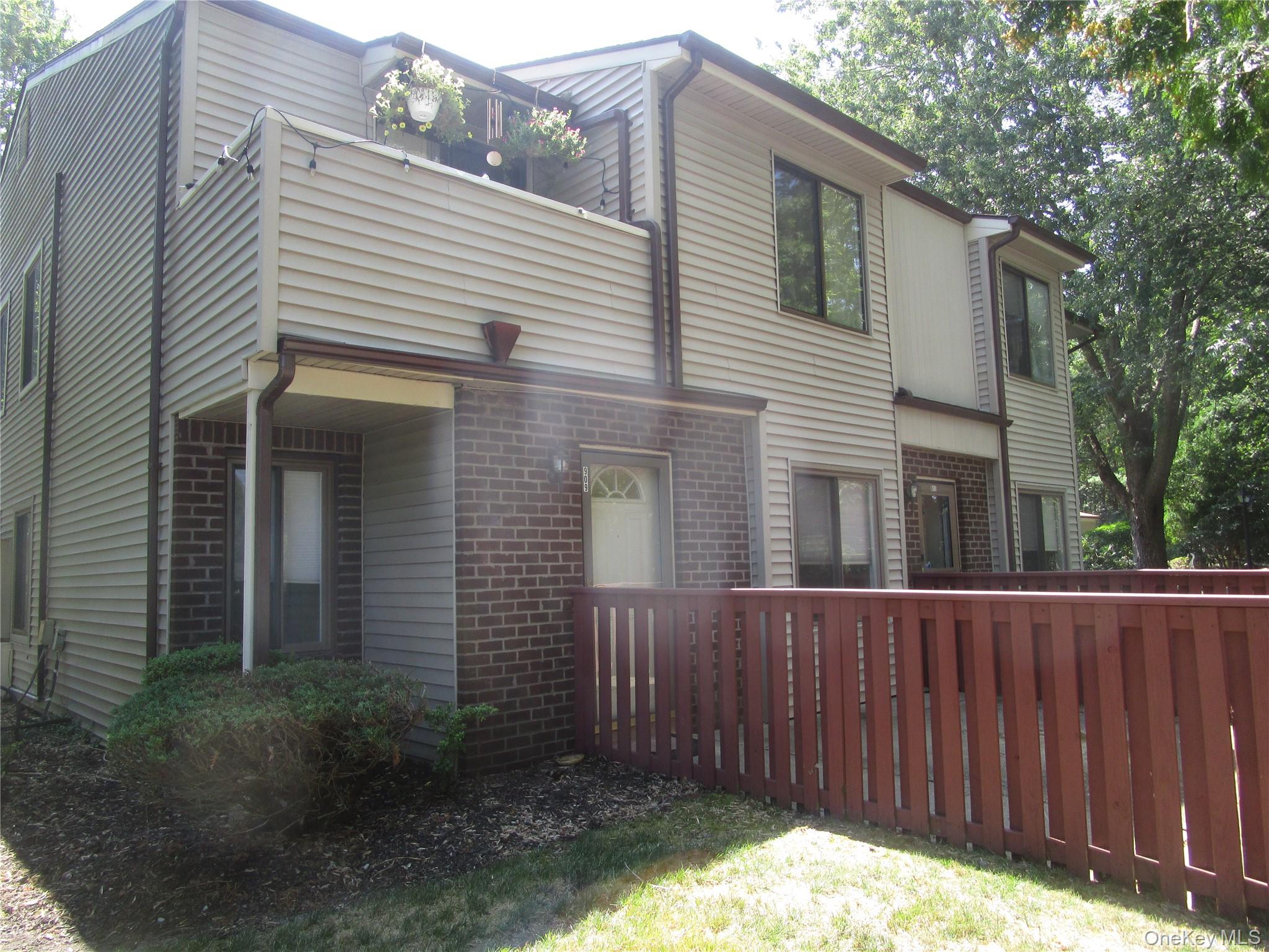 909 Skyline Drive # 909, Coram, NY 11727