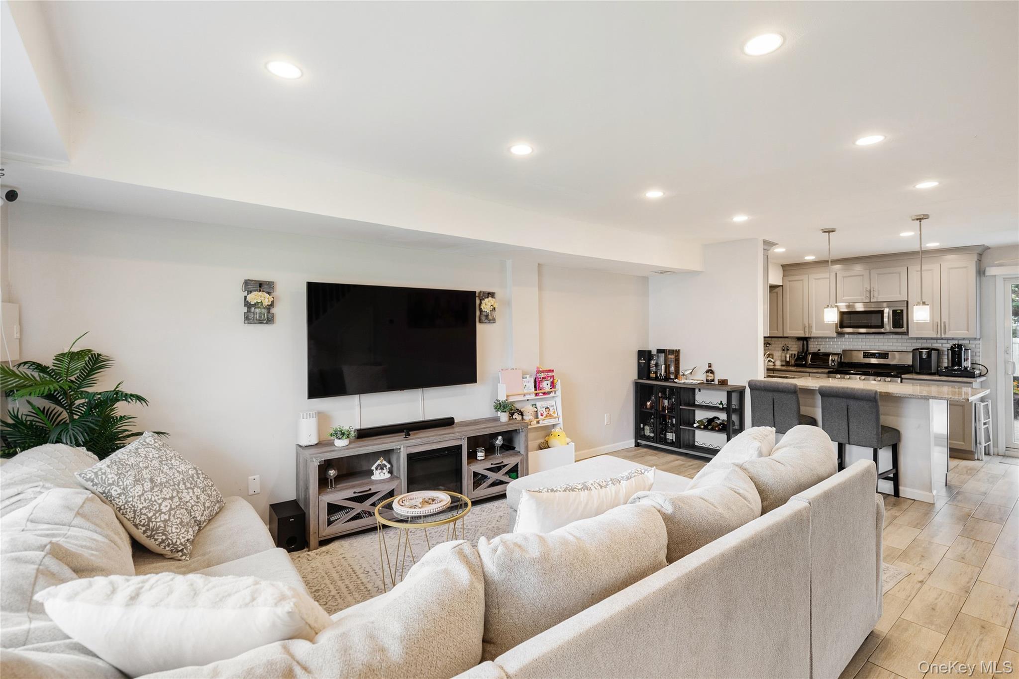 40 Raily Ct, Staten Island, NY 10312