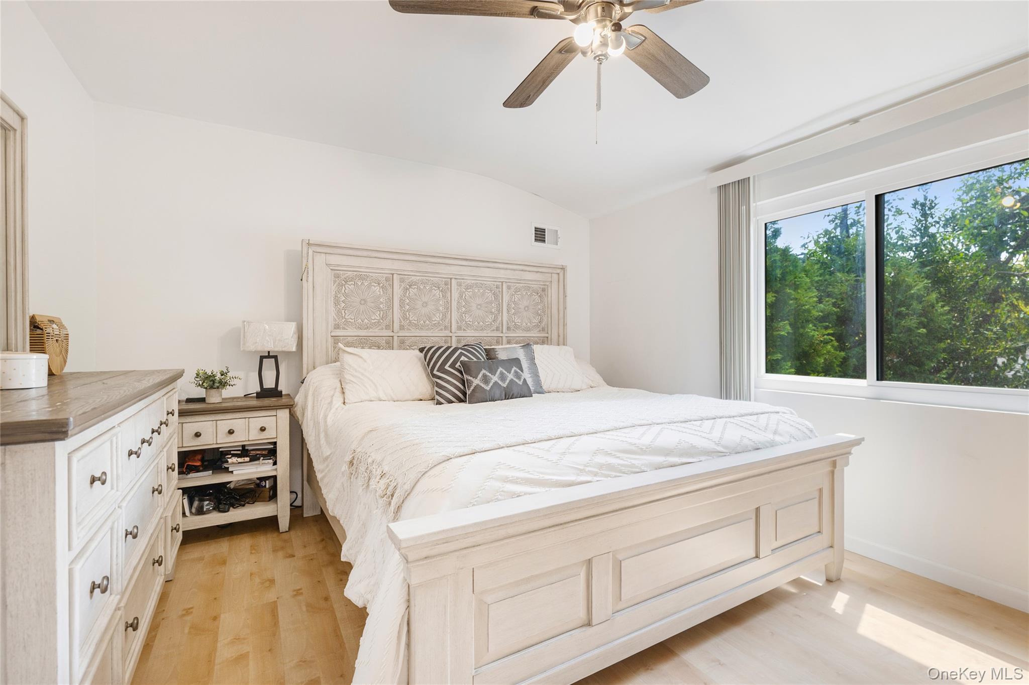 40 Raily Ct, Staten Island, NY 10312