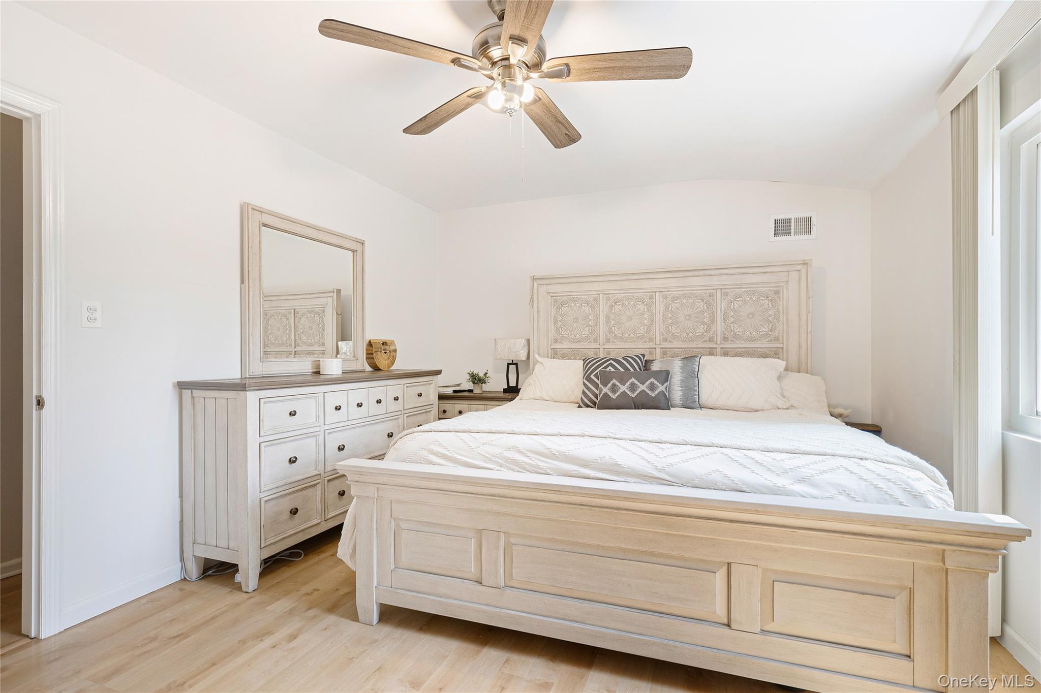 40 Raily Ct, Staten Island, NY 10312