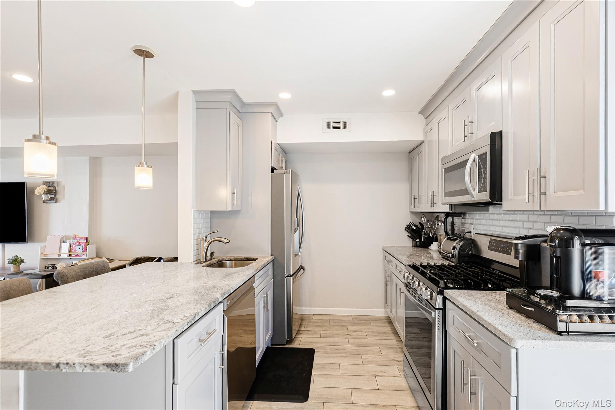 40 Raily Ct, Staten Island, NY 10312