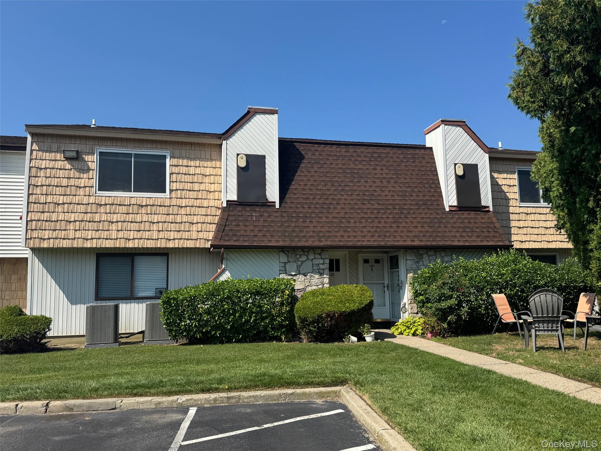 138 N Pointe Circle # 138, Coram, NY 11727