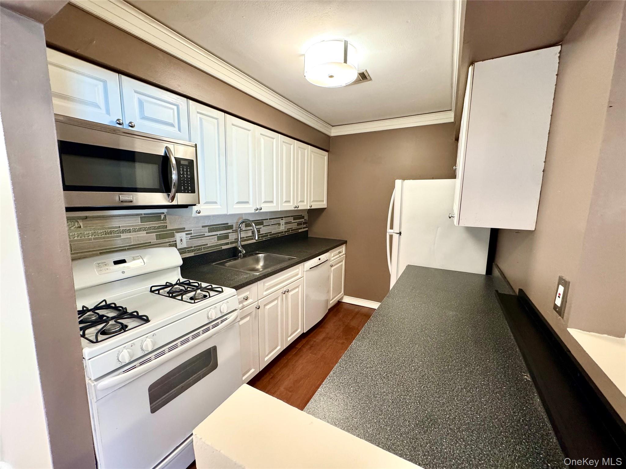 138 N Pointe Circle # 138, Coram, NY 11727