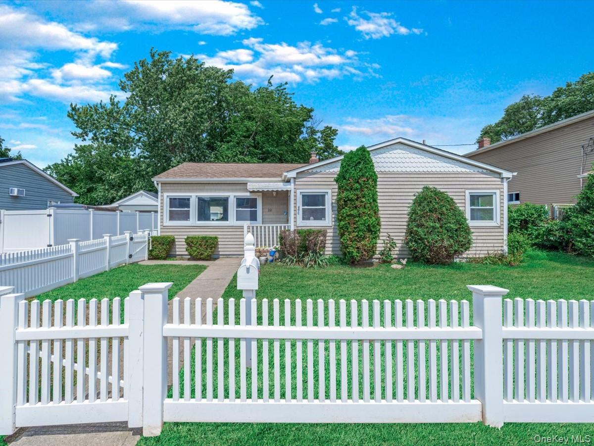 22 W Alhambra Avenue, Lindenhurst, NY 11757