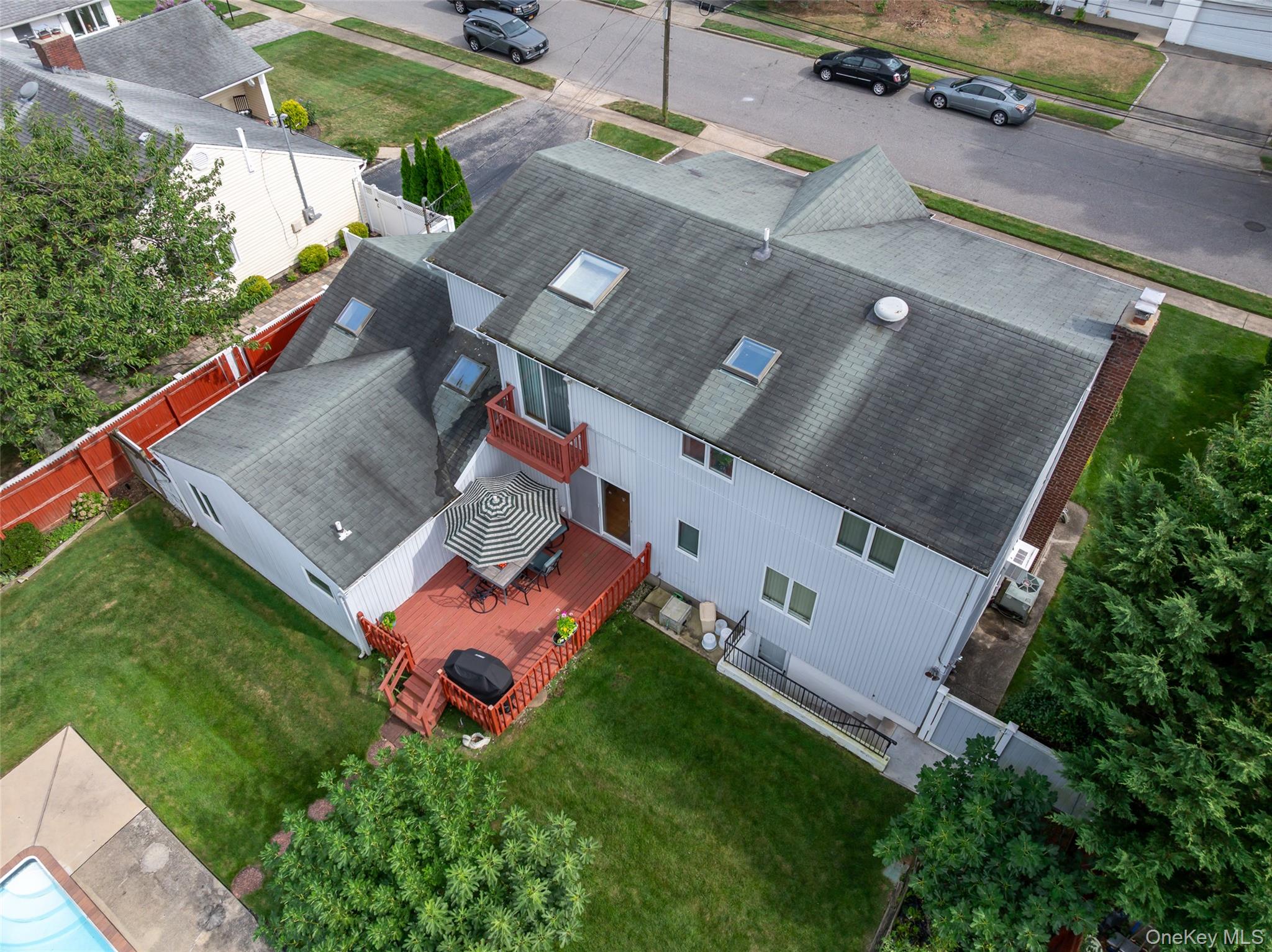 27 Beverly Road, Farmingdale, NY 11735