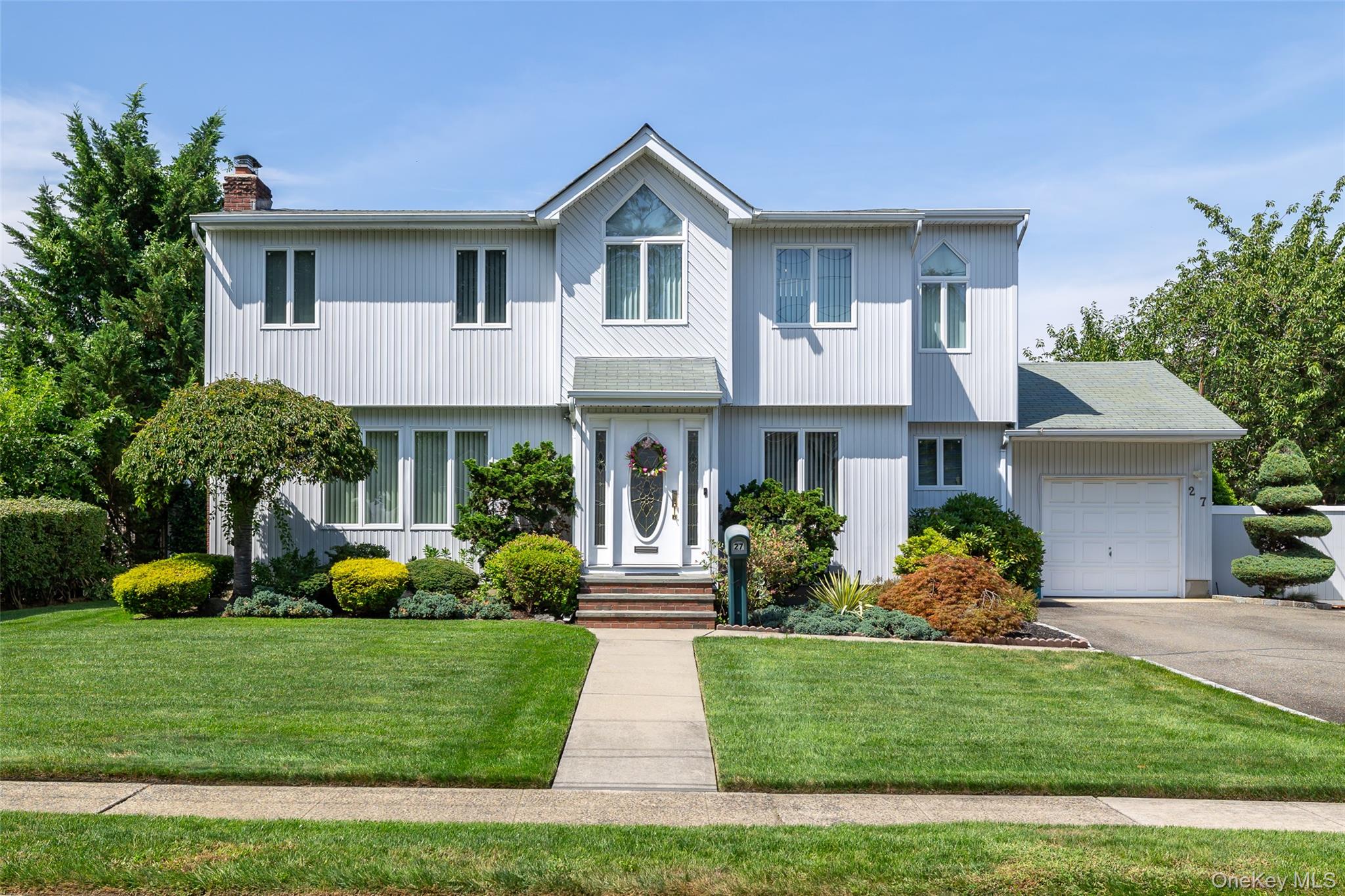 27 Beverly Road, Farmingdale, NY 11735