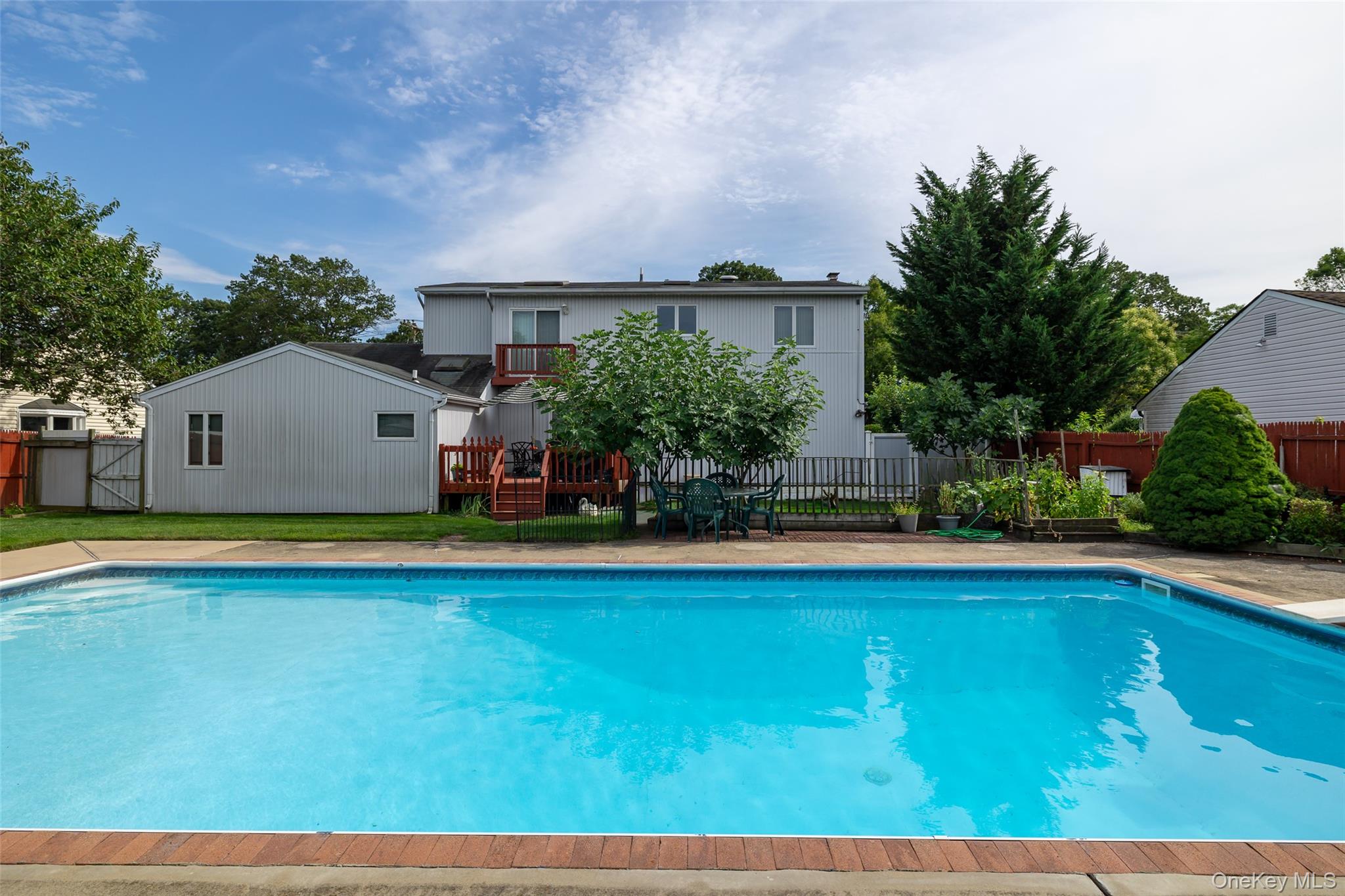 27 Beverly Road, Farmingdale, NY 11735