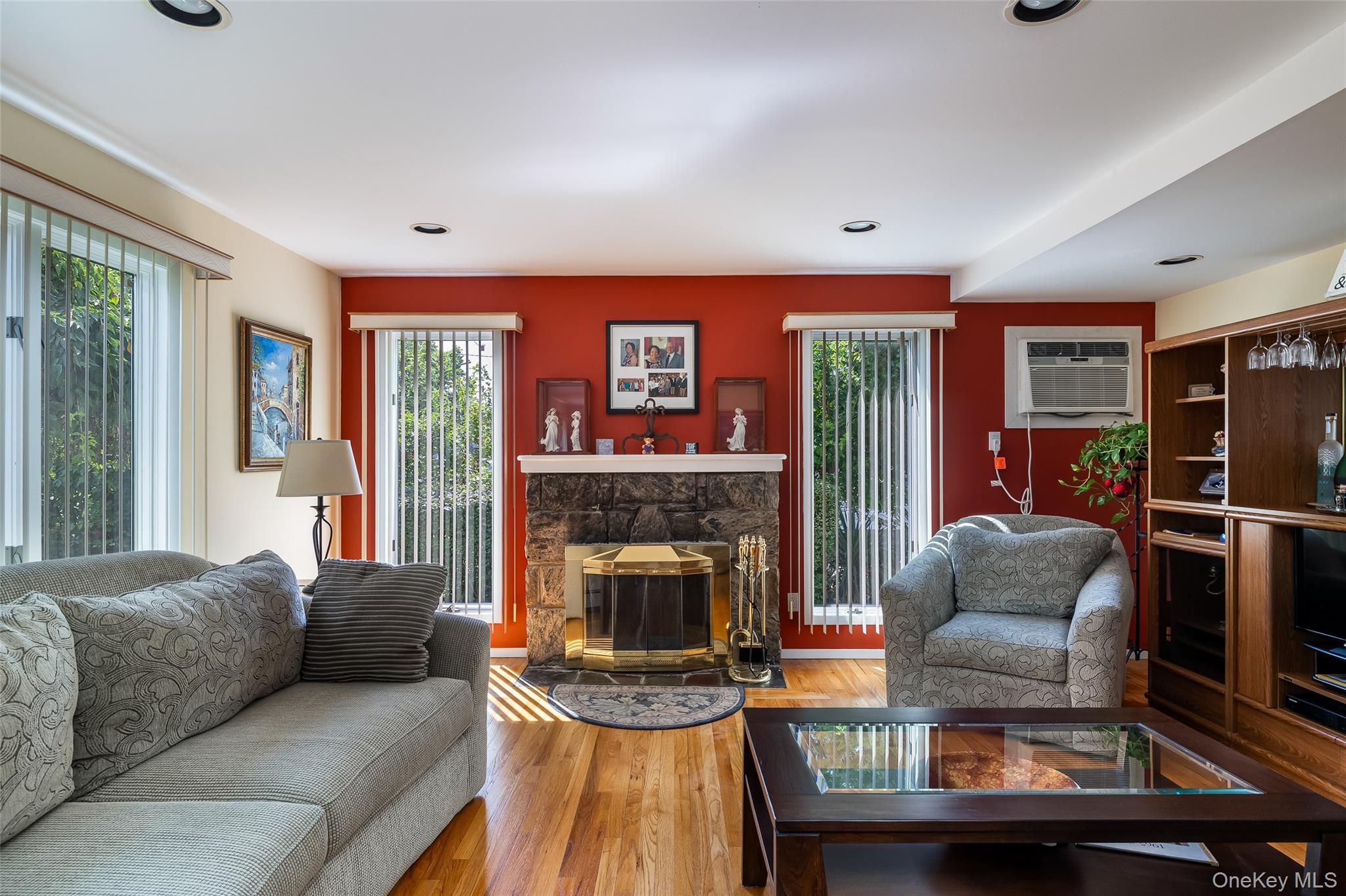 27 Beverly Road, Farmingdale, NY 11735