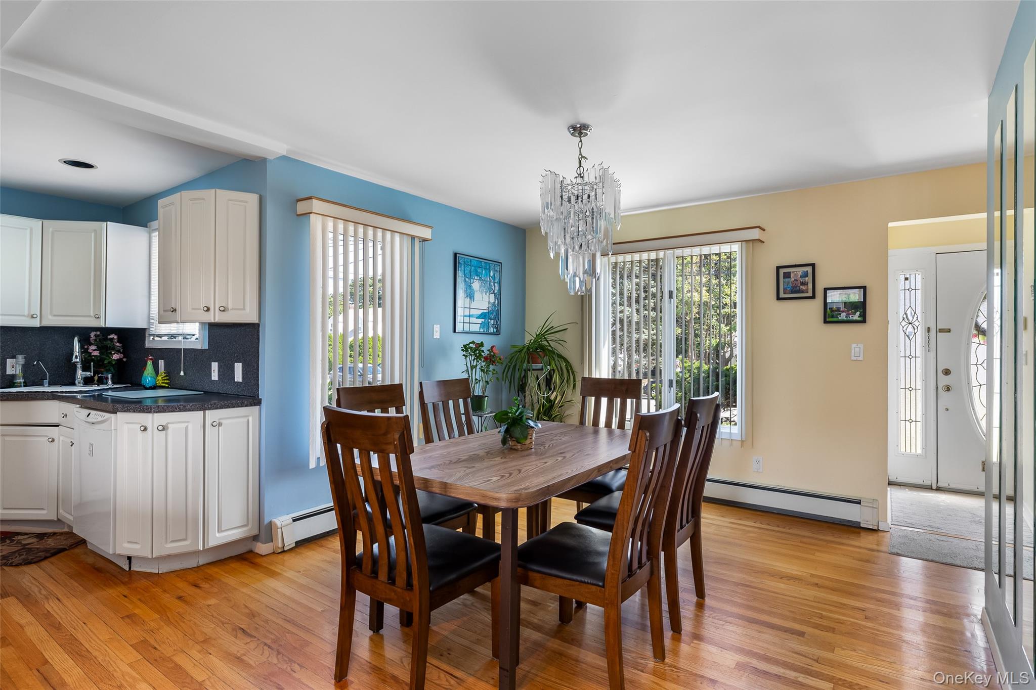 27 Beverly Road, Farmingdale, NY 11735