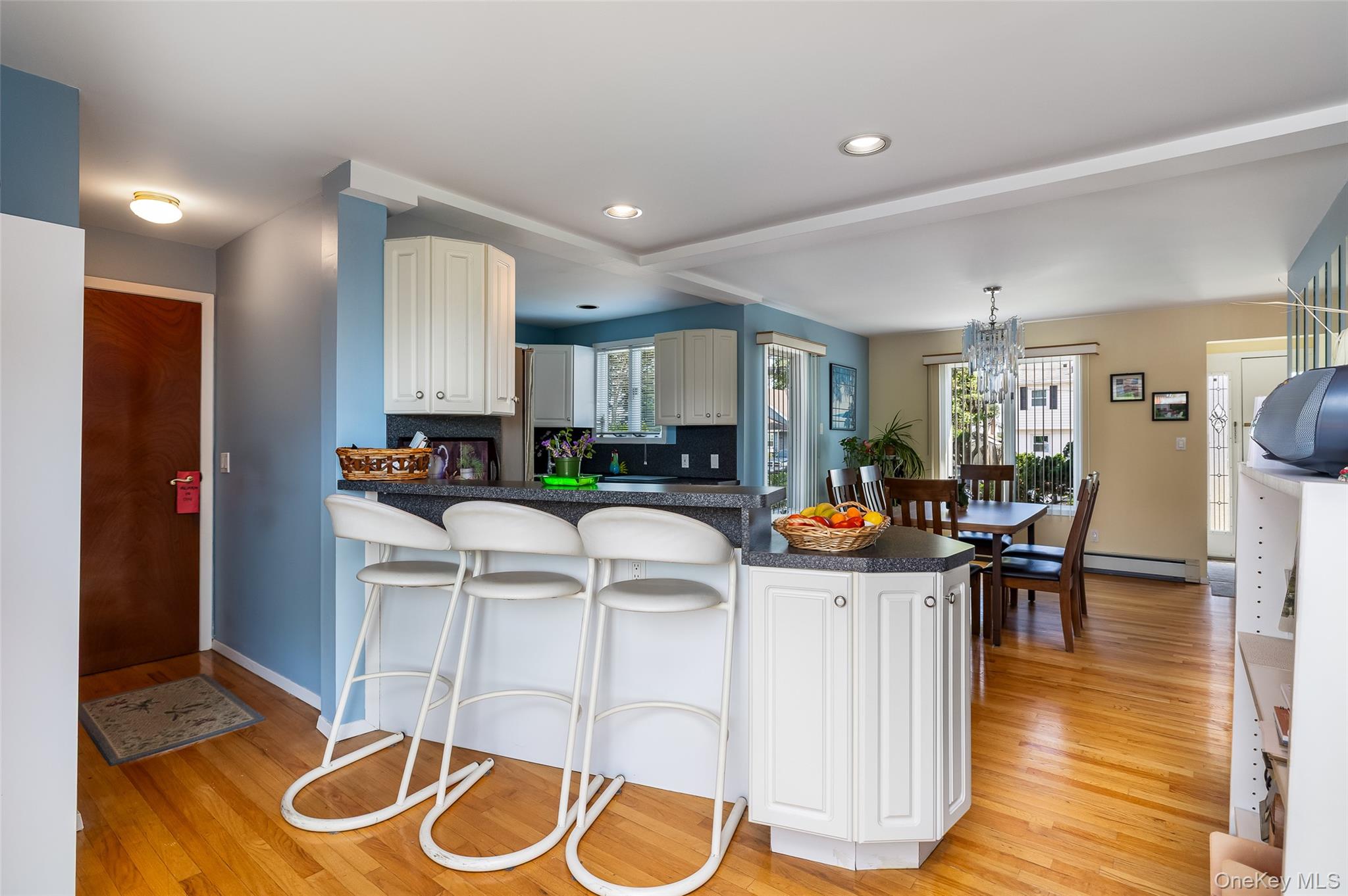 27 Beverly Road, Farmingdale, NY 11735