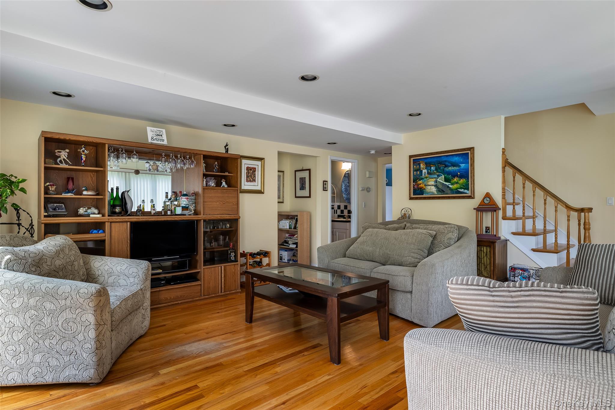 27 Beverly Road, Farmingdale, NY 11735