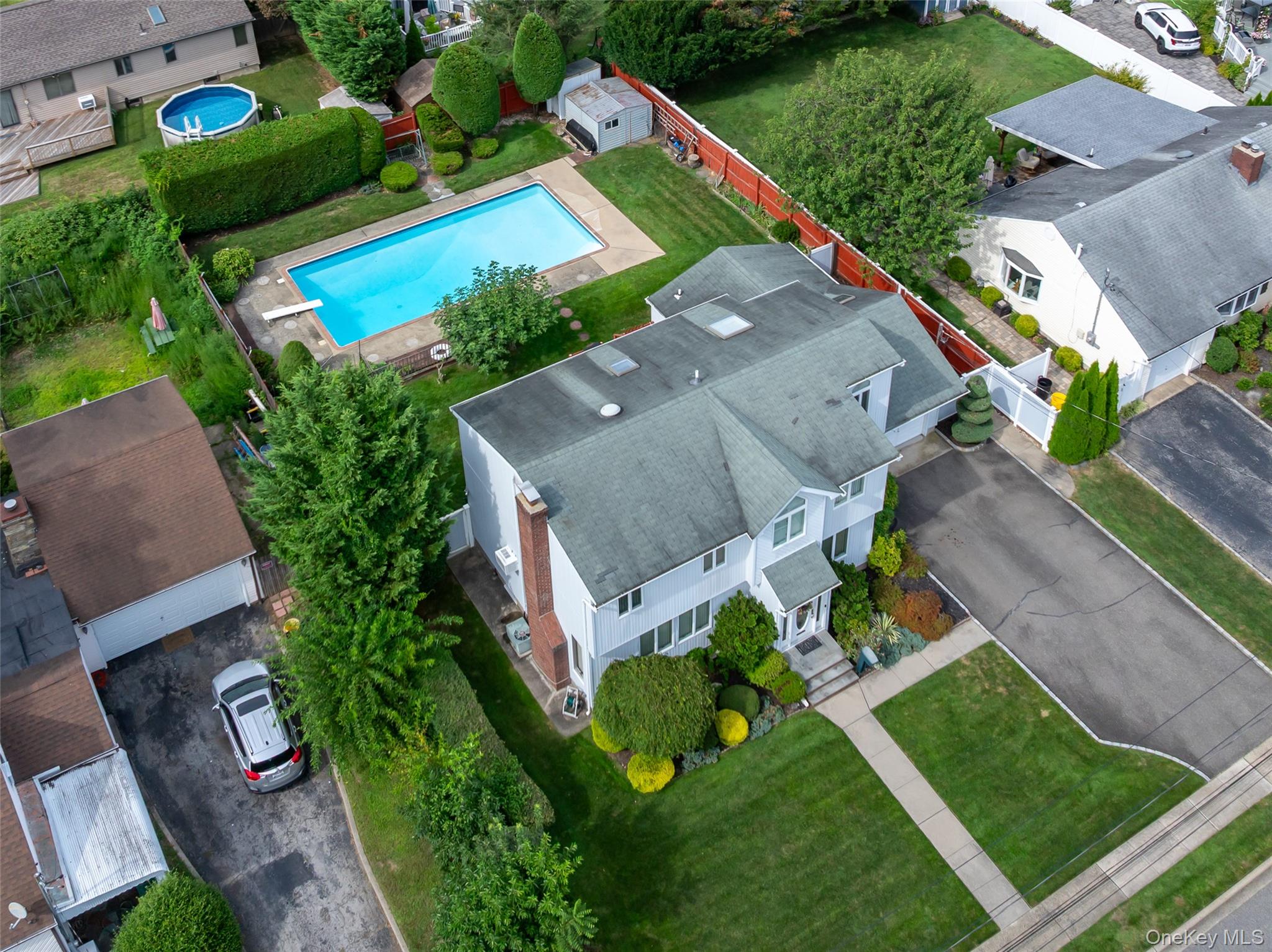 27 Beverly Road, Farmingdale, NY 11735