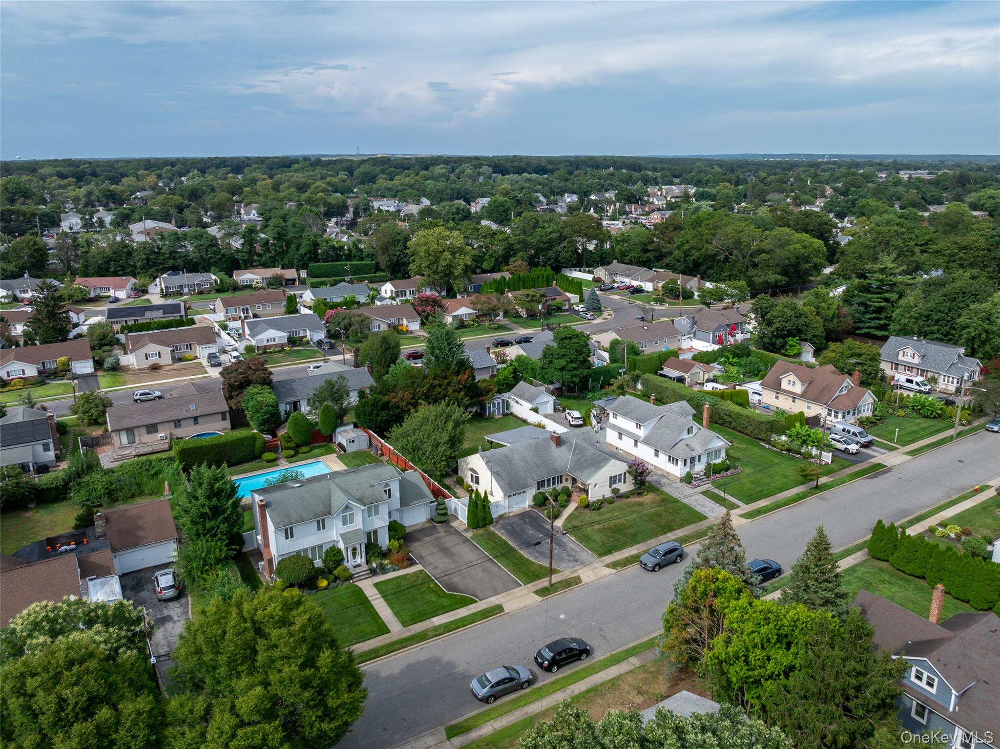 27 Beverly Road, Farmingdale, NY 11735