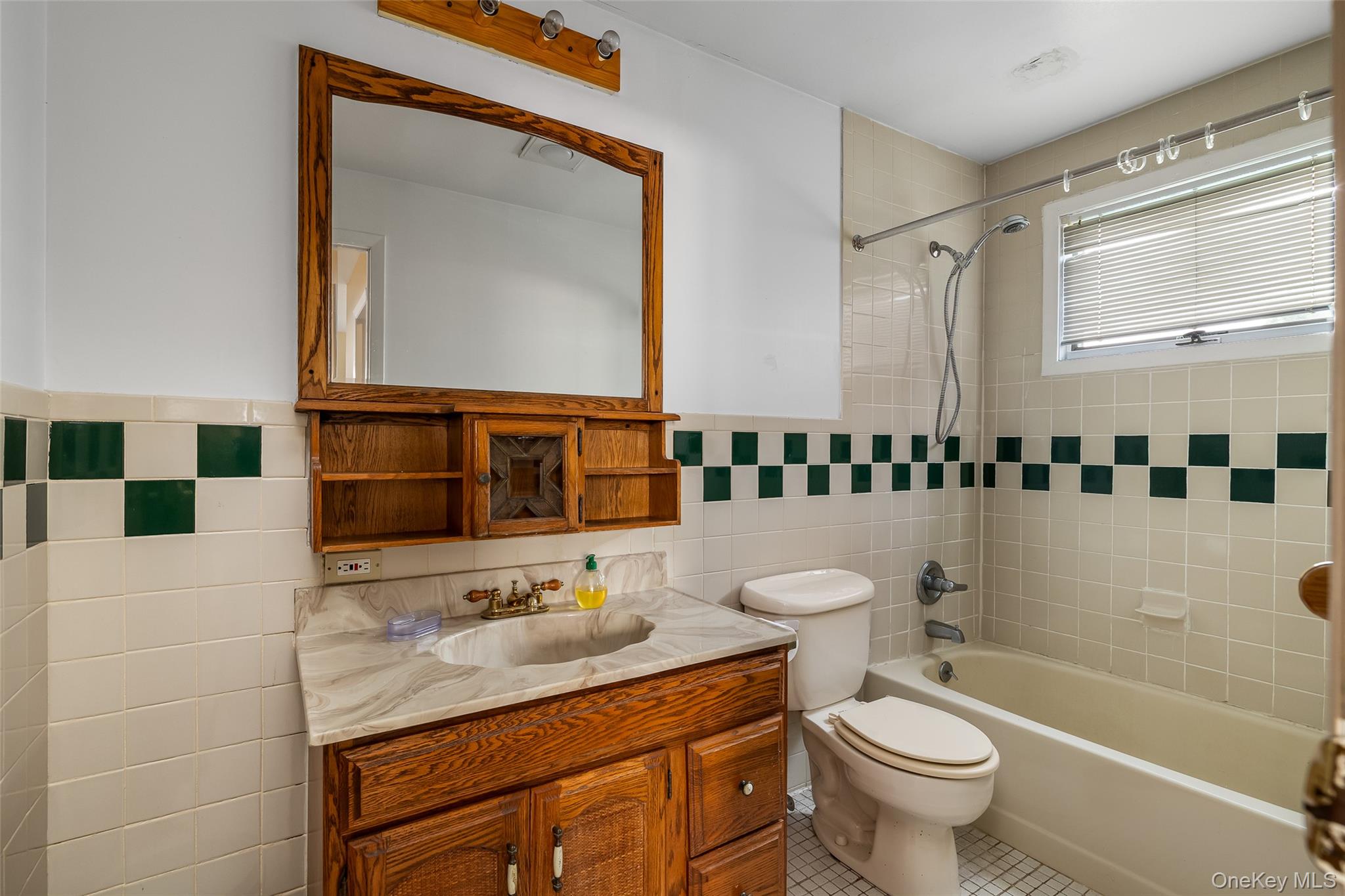 27 Beverly Road, Farmingdale, NY 11735