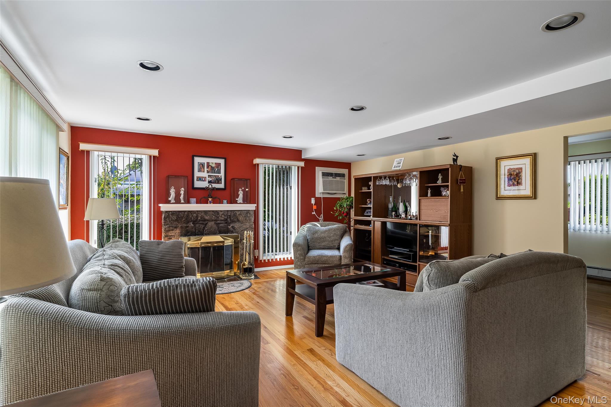 27 Beverly Road, Farmingdale, NY 11735