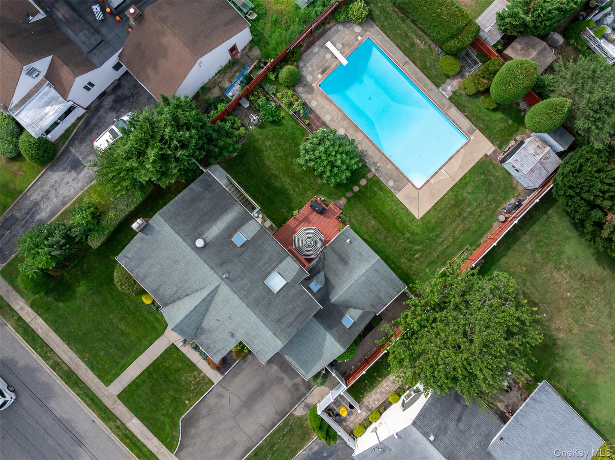 27 Beverly Road, Farmingdale, NY 11735