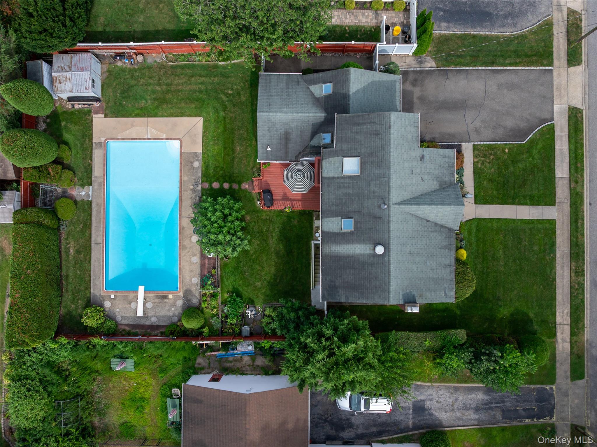 27 Beverly Road, Farmingdale, NY 11735