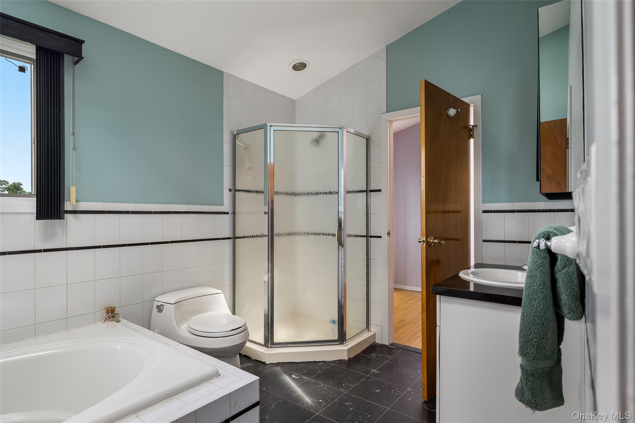 27 Beverly Road, Farmingdale, NY 11735