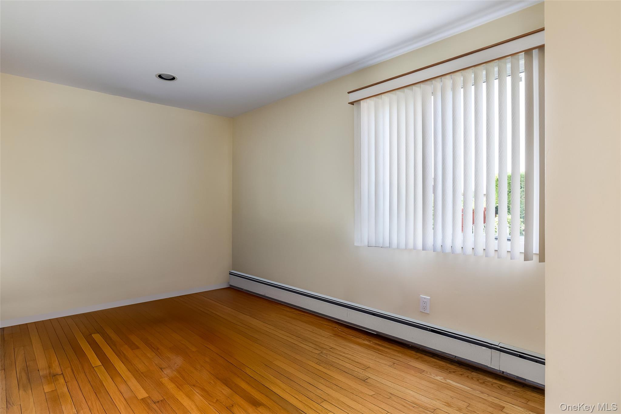 27 Beverly Road, Farmingdale, NY 11735