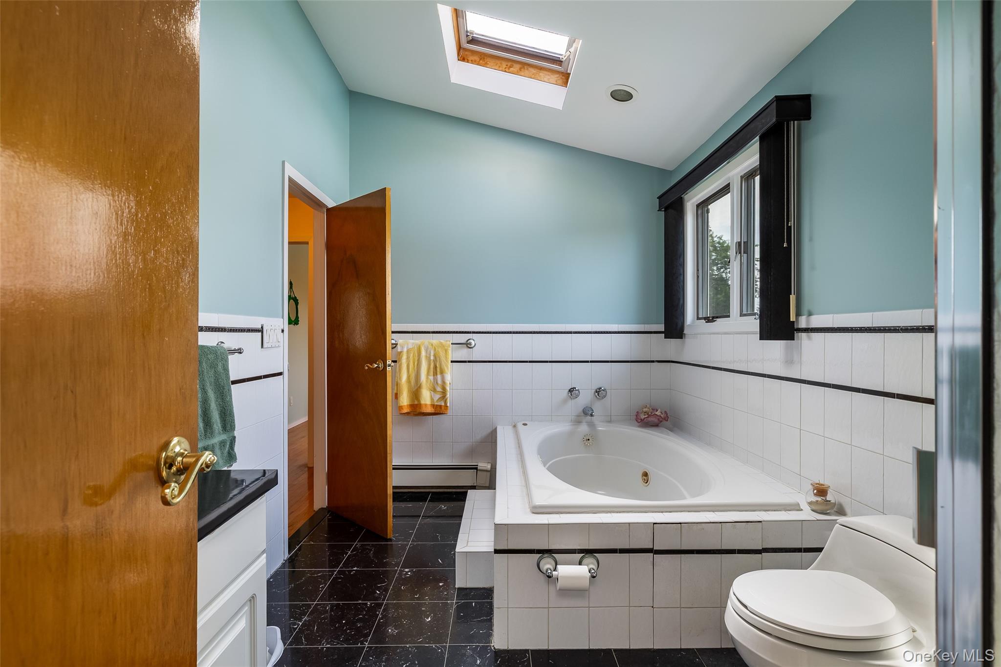 27 Beverly Road, Farmingdale, NY 11735