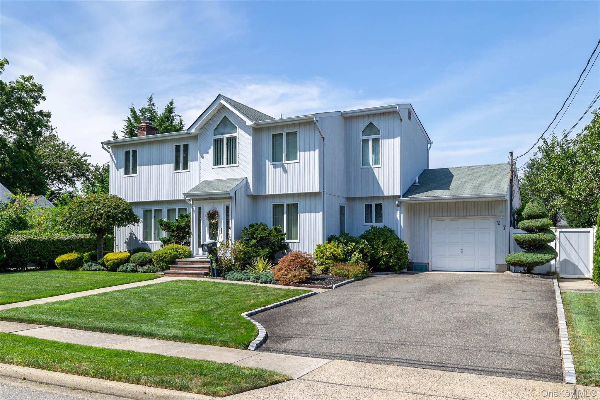 27 Beverly Road, Farmingdale, NY 11735