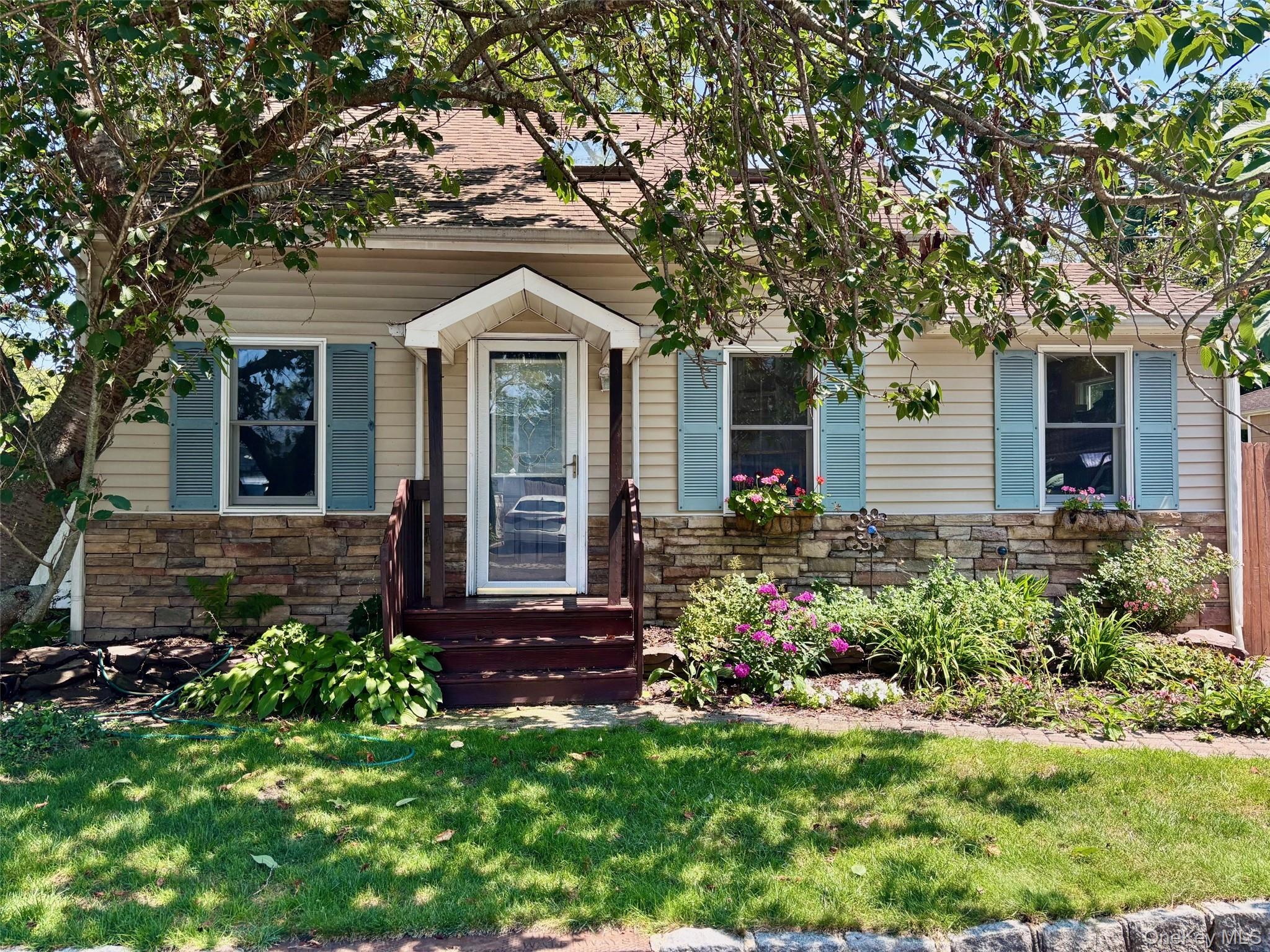 1529 Carl Avenue, Holbrook, NY 11741