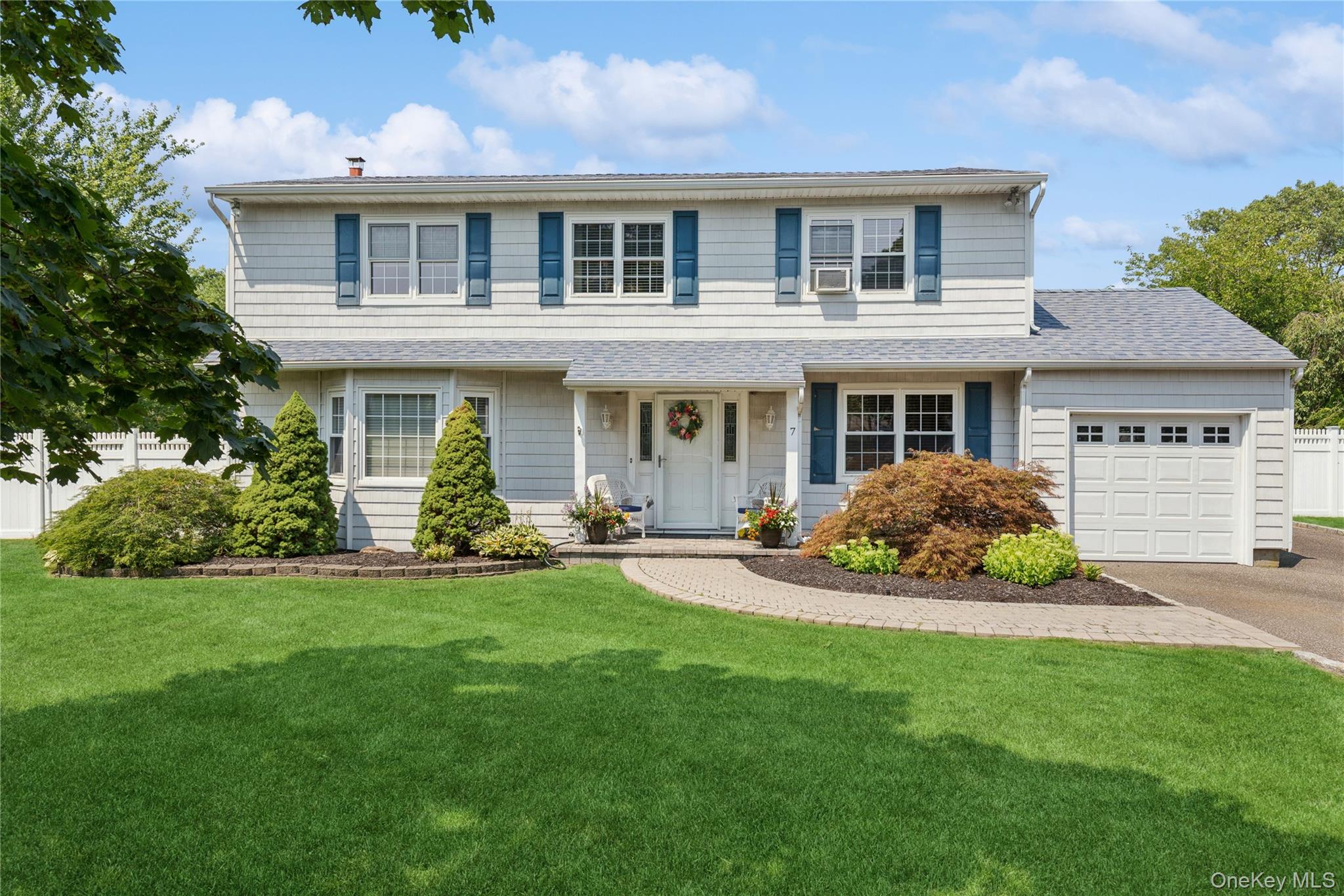 7 Mark Lane, Farmingville, NY 11738